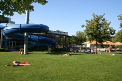 Schwimmvergnügen mit Rutsche, Klein-Kindbereich und 50-Meter-Becken im Basinus-Bad in Bensheim (Schwimmbad + Freibad)