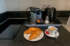 Leckeres Frühstück mit Croissants von Bäcker nebenan.