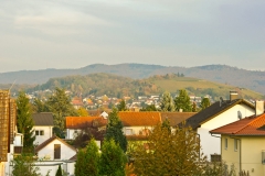 Mit Blick auf die Weinhänge der Bergstraße und den dahinter beginnenden Odenwald.