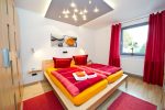 Komfort-Ferienwohnungen mit bequemen Massivholz-Betten, 2 separaten Schlafzimmern und Balkon-Loggia