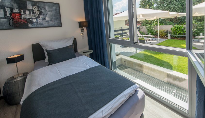 Schlafzimmer mit Blick ins Grüne