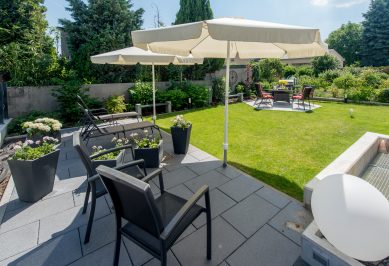 Eine Sonnen-Terrasse mit Relax-Garten