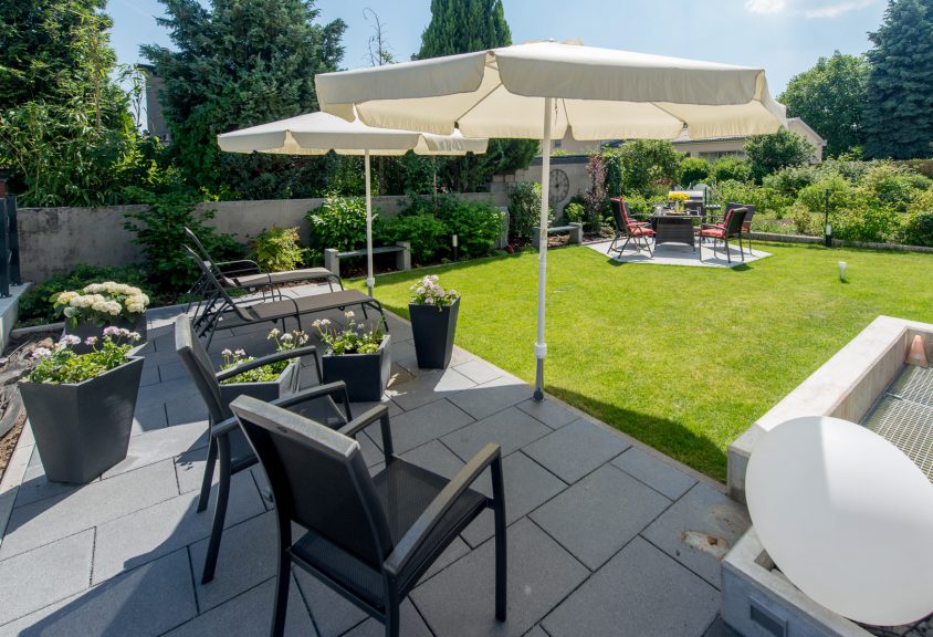 Eine Sonnen-Terrasse mit Relax-Garten