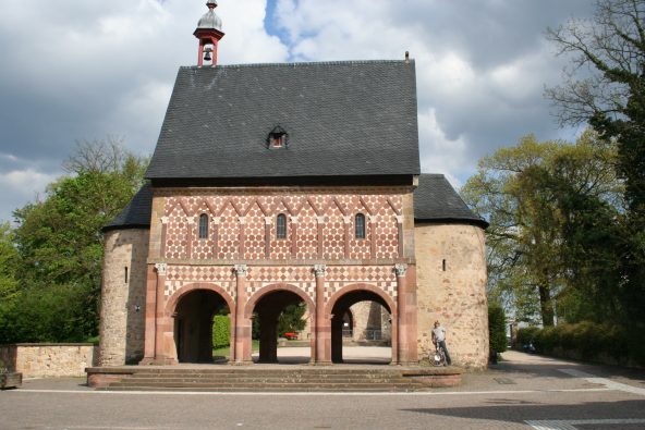 Schloss Auerbach in Bensheim mit traumhafter Aussicht über den beginnenden Odenwald