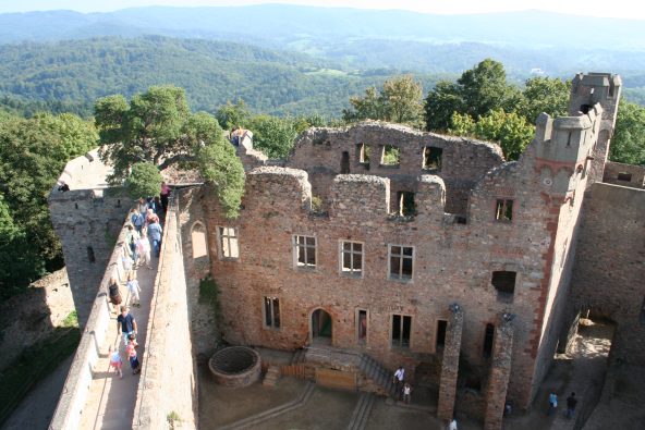 Schloss Auerbach in Bensheim mit traumhafter Aussicht über den beginnenden Odenwald