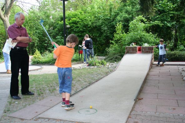 Gepflegter und beschatteter Outdoor-Minigolfplatz in Bensheim-Auerbach