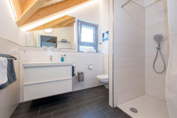 Komfortables Badezimmer in der Premium-Ferienwohnung „Dach-Loft“ bei Heppenheim