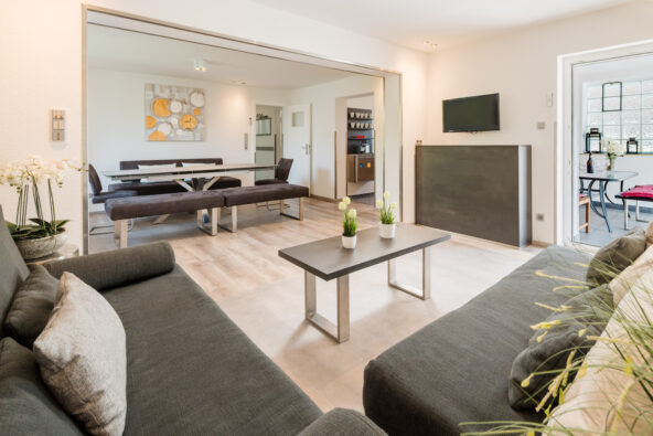 Komfort-Ferienwohnungen mit 2 separaten Schlafzimmern mit Massivholz-Betten,großer Küche, kleinerem Bad und Wohnraum mit bequemen Sofas -auch als Betten nutzbar.