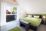 Großes Schlafzimmer mit Luxus-Doppelboxspringbett
